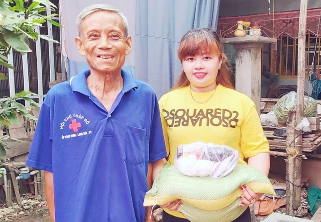 TRAO GẠO CHO CÁC HOÀN CẢNH KHÓ KHĂN.jpg