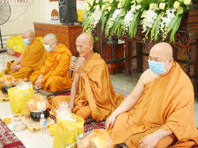 Bình Thạnh: Lễ dâng pháp y tại tịnh xá Trung tâm ảnh 3 P1030590.JPG