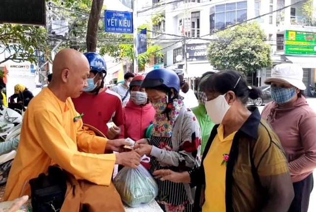 HT Thích Quảng Tâm và  nhóm Khatoco trao quà cho bệnh nhân nghèo.jpg