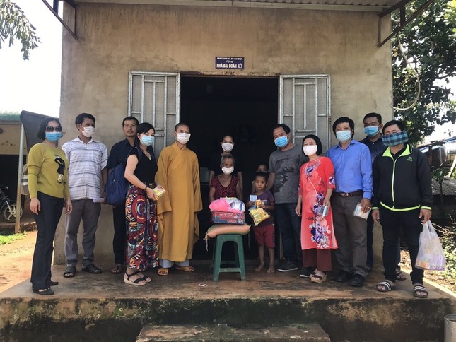 Chùa Trúc Lâm tặng quà cho người khó khăn ảnh 2 4tl.jpg