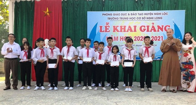 Nghệ An: Các chùa tặng quà học sinh đầu năm học mới ảnh 2 a2.jpg