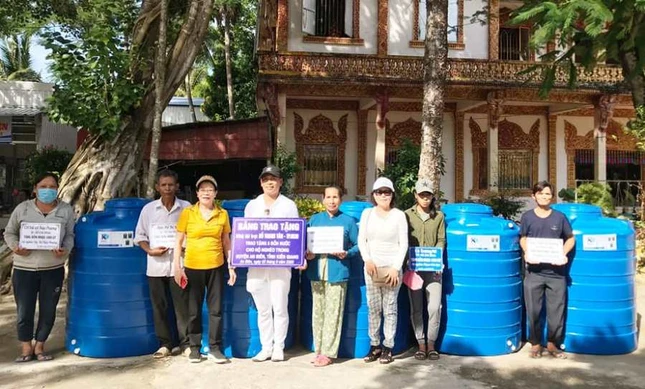 Tang bon chua nuoc.jpg