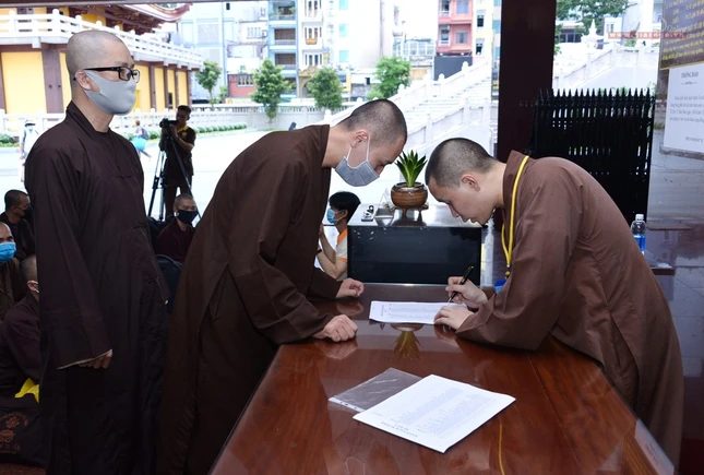 Đưa Tăng Ni lên Học viện (2).jpg