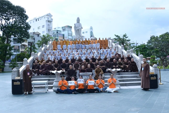 Đưa Tăng Ni lên Học viện (8).jpg