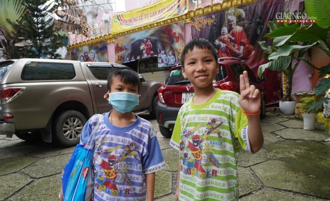 Thêm 2 em nhỏ xuất viện, về lại chùa Kỳ Quang 2 ảnh 1 2 em nho KQ2.jpg