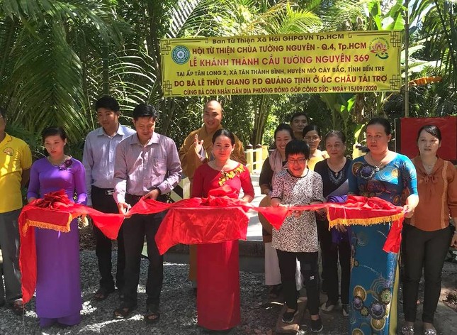 Khánh thành 3 cầu bê-tông, tặng quà học sinh, bệnh nhân ảnh 1 119567748_410710976957571_8413237610460345913_n.jpg