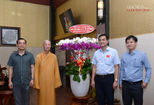 CA TPHCM thăm HT (2).jpg