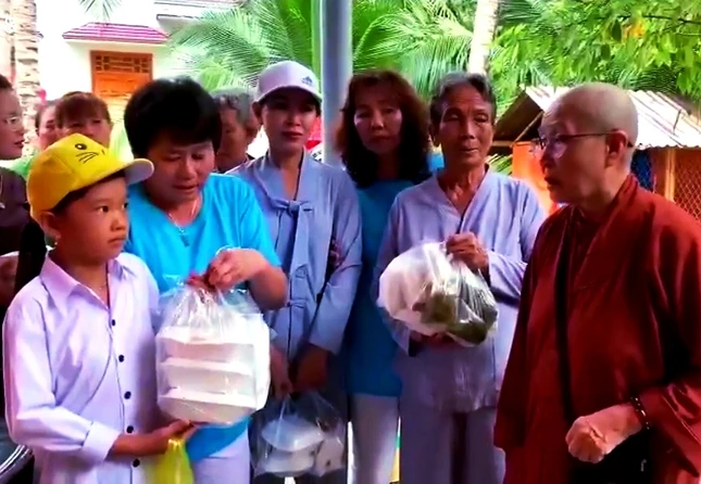 CHÙA LONG CẢNH TẶNG CƠM CHO NGƯỜI NGHÈO, KHÓ KHĂN.jpg