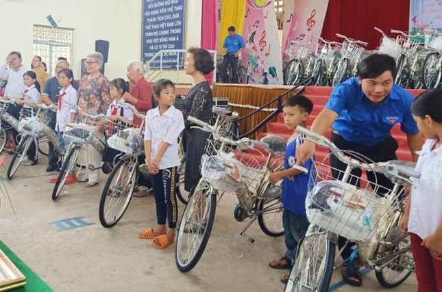 Tangxedap va qua banh quan ao.jpg