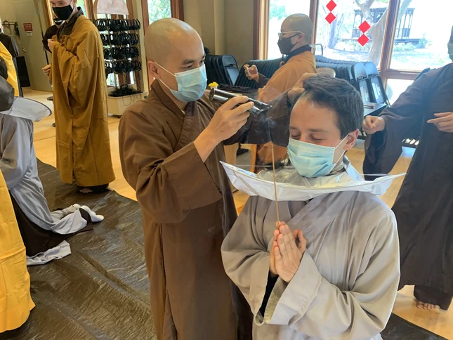 Tăng đoàn Làng Mai thêm 3 vị xuất sĩ ảnh 3 9-scaled.jpg