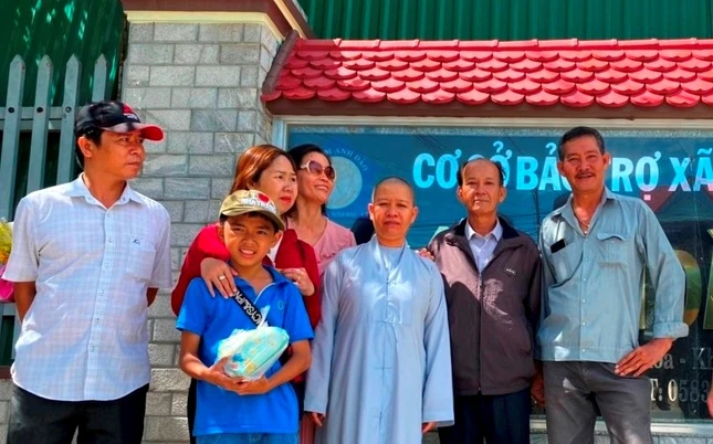 Thăm và tặng quà tại Mái ấm Anh Đào.jpg