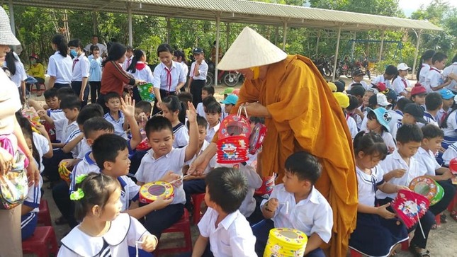 Cúng dường các chùa, tặng quà trung thu, xây cầu nông thôn ảnh 2 a02.jpg