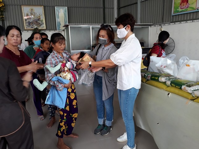 phát  quà tại chùa namm an.JPG