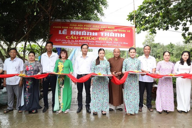 Các đơn vị khánh thành cầu bê-tông, nhà, tặng quà, mổ mắt ảnh 1 phat-qua-ca-mau.jpg
