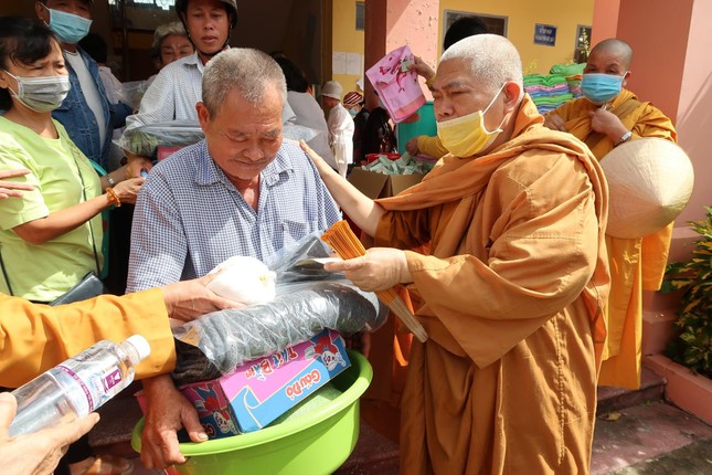 Chùa tổ chức trung thu, trao quà người nghèo, tặng cơm chay ảnh 2 HT.Giac Toan.jpg