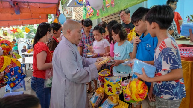 Ban Hướng dẫn Phật tử TP tổ chức đêm hội Trung thu ảnh 5 vugiang.jpg