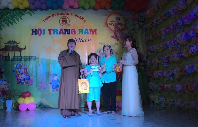 Tặng quà trung thu, bàn giao nhà, phẫu thuật mắt ảnh 1 H3.jpg