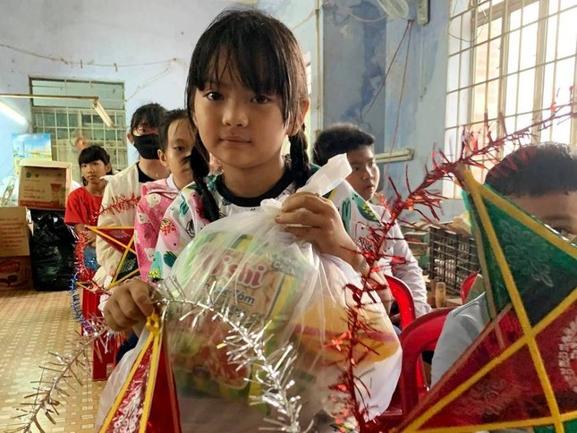 Các chùa, đơn vị tổ chức trung thu cho thiếu nhi ảnh 6 Các cháu con người khuyết tật nhận quà Trung thu.jpg