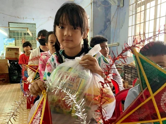 Các cháu con người khuyết tật nhận quà Trung thu.jpg