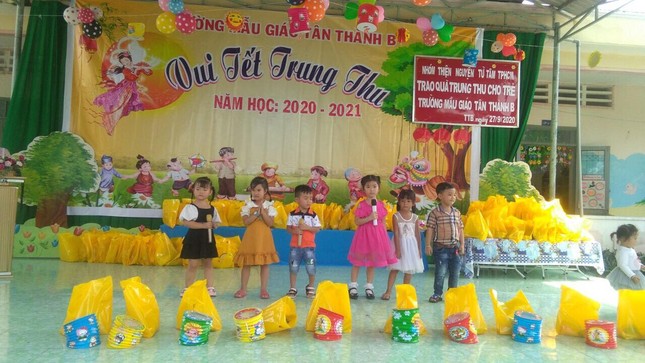 Các chùa, đơn vị tổ chức trung thu cho thiếu nhi ảnh 5 Cac chau thieu nhi vui Tet Trung thu.jpg