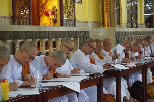 Gần 900 Giới tử Đại giới đàn Huệ Hưng tham gia khảo thí ảnh 25 16bq.jpg