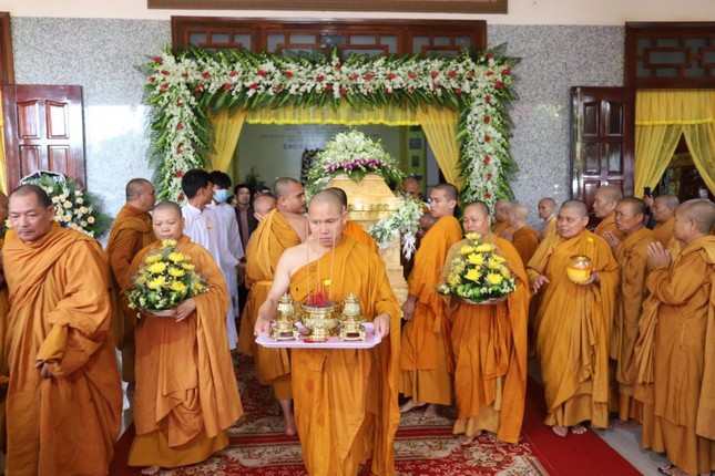 Phụng tống kim quan HT.Thích Giác Thuận trà-tỳ ảnh 5 phuyen 4.jpg