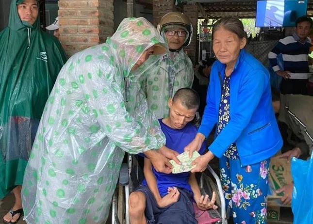 TT Quy tang qua cuu tro cho ho    khuyet tat mien Trung.jpg