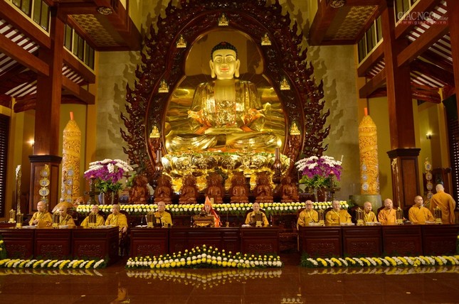 Truyền Bồ-tát giới  -Tam Qui Ngũ giới- Khất thực (1).jpg