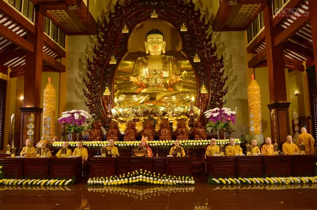 Truyền Bồ-tát giới  -Tam Qui Ngũ giới- Khất thực (1).jpg