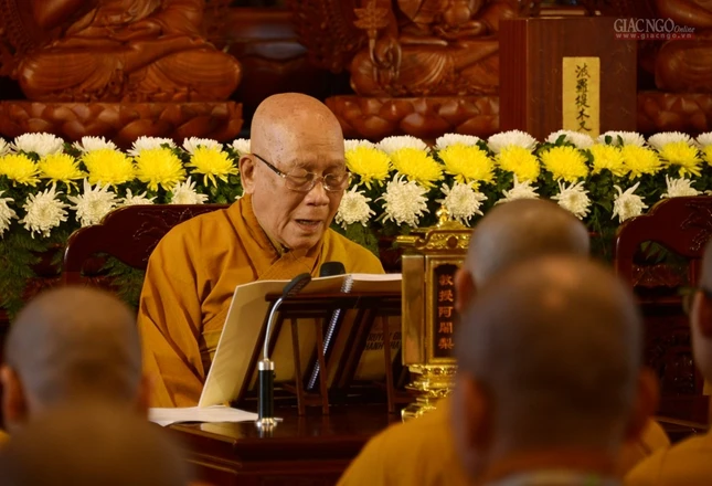 Truyền Bồ-tát giới  -Tam Qui Ngũ giới- Khất thực (11).jpg