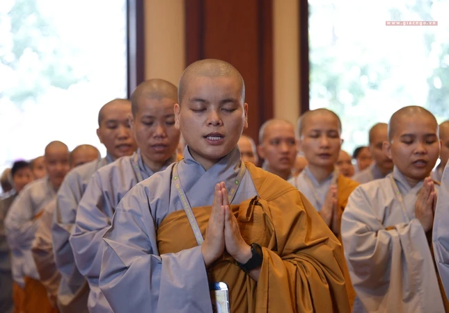 Truyền Bồ-tát giới  -Tam Qui Ngũ giới- Khất thực (12).jpg