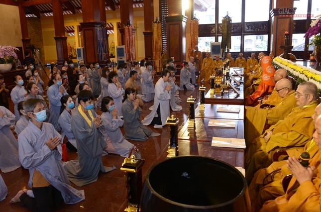 Truyền Bồ-tát giới  -Tam Qui Ngũ giới- Khất thực (17).jpg