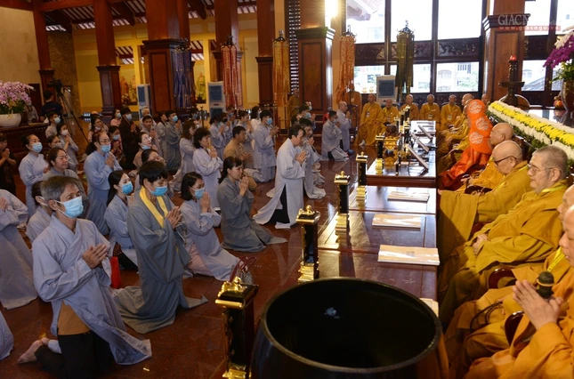 Truyền Bồ-tát giới  -Tam Qui Ngũ giới- Khất thực (17).jpg