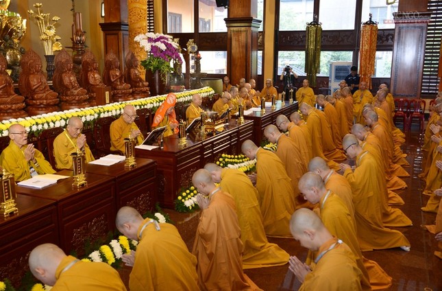 Truyền Bồ-tát giới  -Tam Qui Ngũ giới- Khất thực (2).jpg