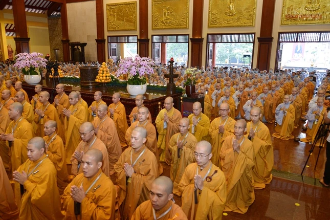 Truyền Bồ-tát giới  -Tam Qui Ngũ giới- Khất thực (4).jpg