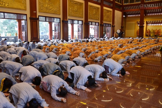 Truyền Bồ-tát giới  -Tam Qui Ngũ giới- Khất thực (6).jpg