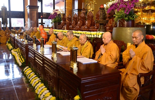 Truyền Bồ-tát giới  -Tam Qui Ngũ giới- Khất thực (7).jpg