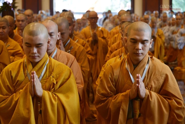 Truyền Bồ-tát giới  -Tam Qui Ngũ giới- Khất thực (8).jpg