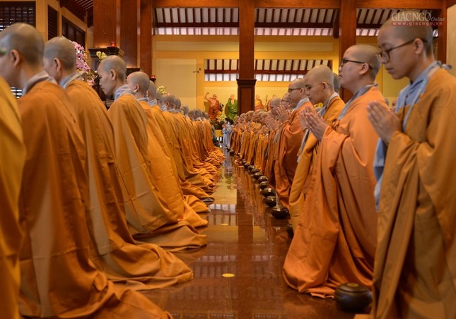 Truyền Bồ-tát giới  -Tam Qui Ngũ giới- Khất thực (9).jpg