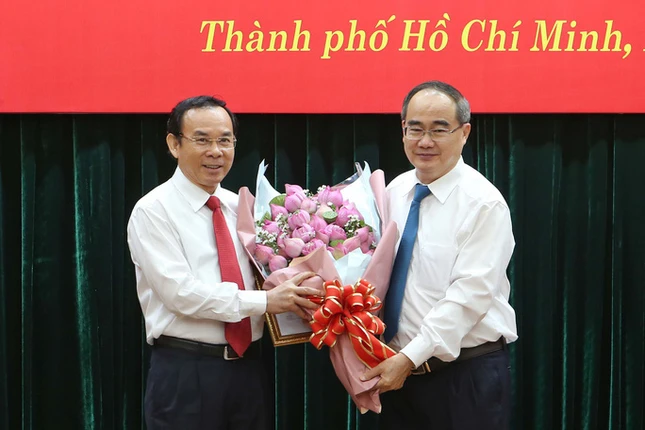bi-thu-nguyen-thien-nhan-tang-hoa-cho-ong-nguyen-van-nen-anh-hoang-trieu1-16024245950881883605743.jpg