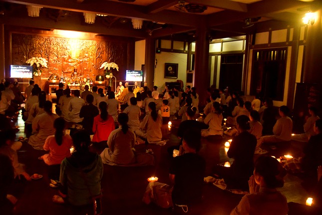 Dem thap nen cau nguyen huong ve mien trung 4.JPG