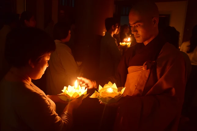 Dem thap nen cau nguyen huong ve mien trung 6.JPG