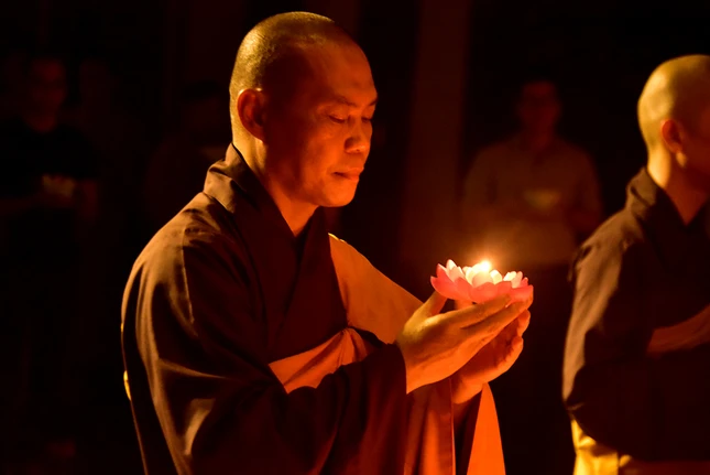 Dem thap nen cau nguyen huong ve mien trung 7.JPG