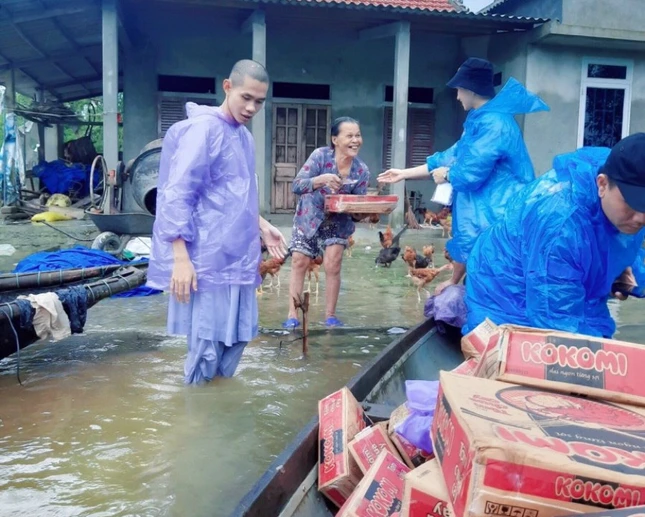 ảnh 2 Đoàn trao quà đến bà con vùng lũ. Ảnh do Diệu Lạc cung cấp.jpg