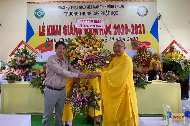 4- Ong Phan Tuan Khanh- Tm BTG Tinh tang hoa chuc mung.jpg
