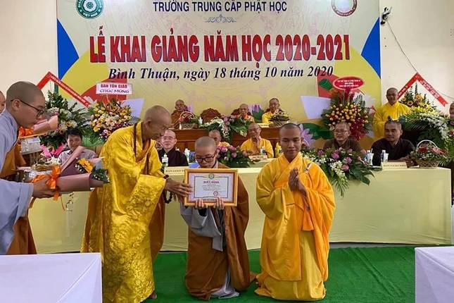 5- HT Thich Hue Tanh trao phan thuong cho Tang Ni Sinh dat ket qua cao trong hoc tap.jpg