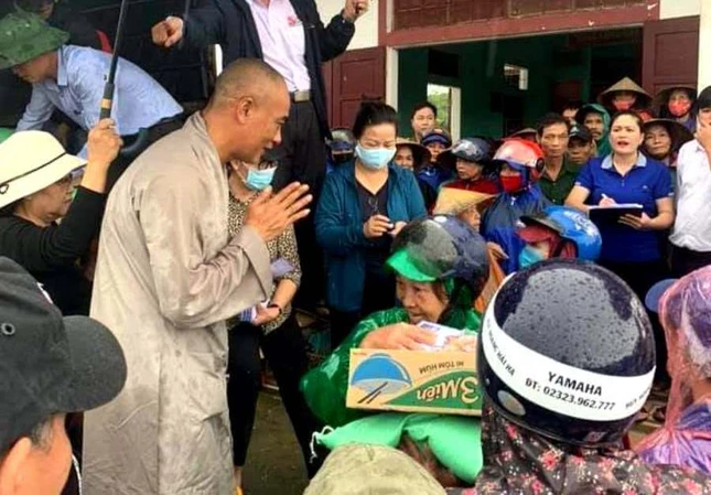 TTQuy trao qua cuu tro.jpg