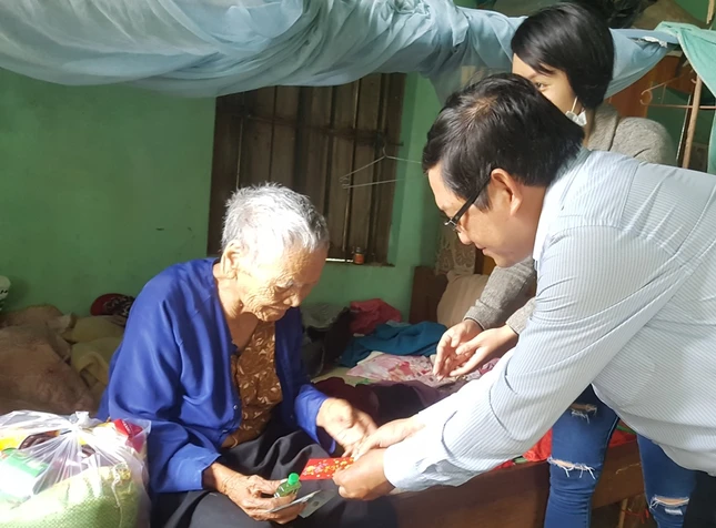 Tặng quà đến người già nghèo xã Diên Xuân - 25.10.2020.jpg