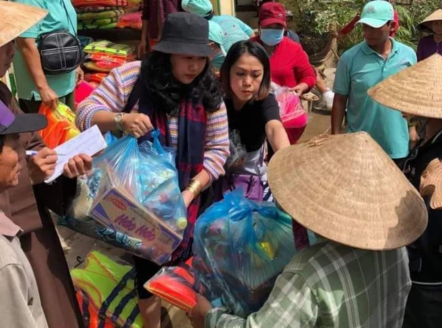 Phat qua cuu tro.jpg