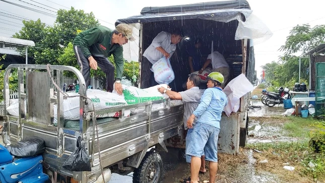 VẬN CHUYỂN CỨU TRỢ MIỀN TRUNG.jpg